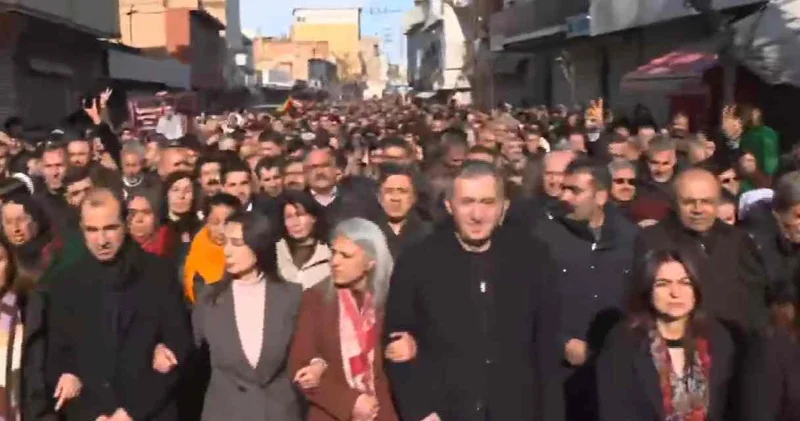 DEM Parti den Suriye sınırında önce yürüyüş sonra grup toplantısı: Canlı takip ediyoruz