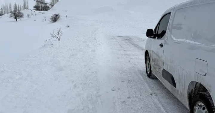Bingöl de ilçe yoluna çığ düştü! Saniyelerle kurtuldular... Ekipler sevk edildi