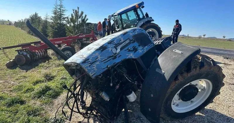 Kamyonetle çarpışan traktör ikiye bölündü