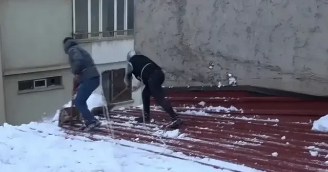 Muş’ta metrelerce yüksekte zorlu mesai: İşçiler bellerine bağladıkları iple çatı temizliyor VİDEO İZLE