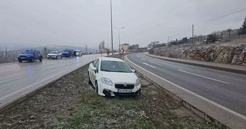 Bilecik’te lastiği patlayan otomobil orta refüje girdi: 1 yaralı