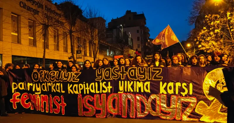 T24 muhabiri Buse Söğütlü nün 21. Feminist Gece Yürüyüşü davası ertelendi: Tacize uğradığını söylemesine rağmen yargılanıyor, polisler hakkında suç duyurusunda bile bulunulmadı
