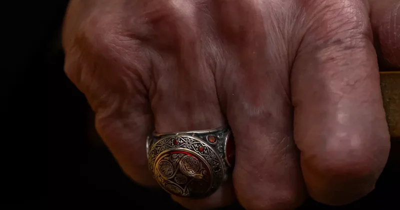 Devlet Bahçeli nin yüzüğü ve rozeti gündem oldu! Sembollerdeki sır...