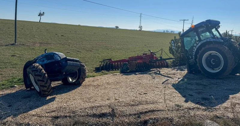 Panelvanla çarpışan traktör kibrit çöpü gibi kırıldı! Bir yaralı