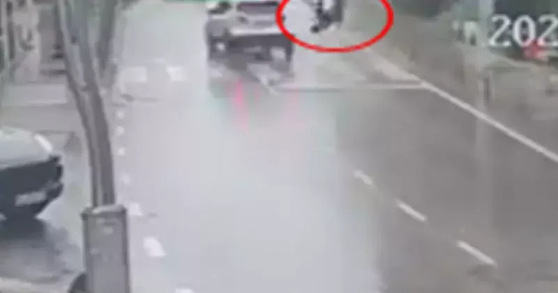 Yaya geçidinde otomobilin çarptığı kadın ağır yaralandı; kaza anı kamerada