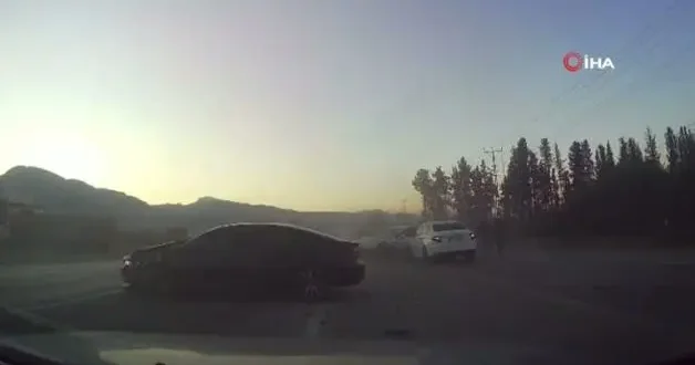 Hatay da 5 aracın karıştığı kaza araç kamerasına yansıdı