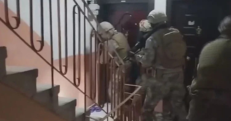 Diyarbakır dan gelen genci iş vaadi ile ağlarına düşürmüşler! Girdiği ev hayatını kararttı Almazsan sana sıkacağım