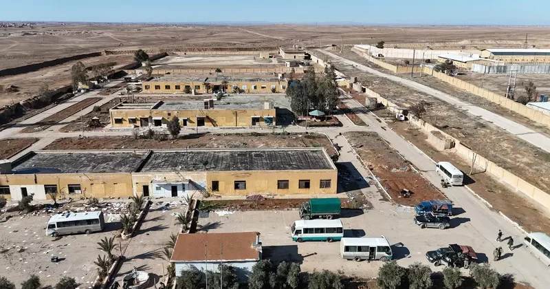 Suriye deki hapishaneden gelen görüntüler gündem oldu! Kamuflaj detayı dikkat çekti