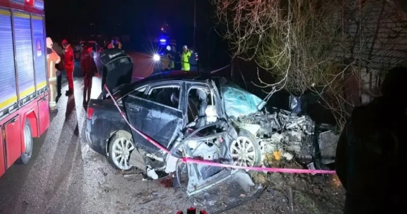 Bursa’da otomobil ağaca girdi: 2 ölü 2 yaralı