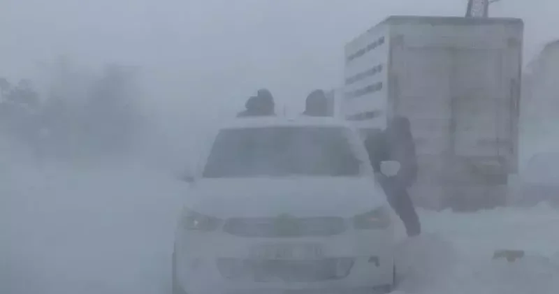 Karlıova’da tipi nedeniyle hayat durma noktasına geldi