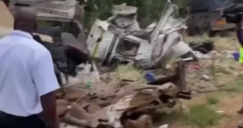 Güney Afrika da okul servisi kamyonla çarpıştı: 14 öğrenci öldü