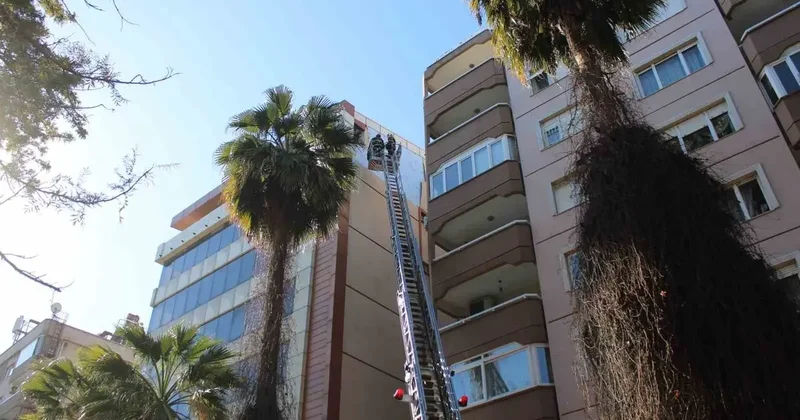 Rüzgar binanın cephesini söktü, facia kıl payı atlatıldı