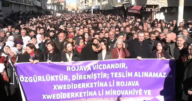 DEM Parti Nusaybin de: Kamışlı sınırında grup toplantısı öncesi yürüyüş