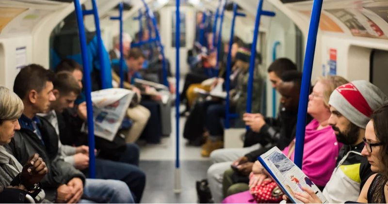 Kalabalık aynı davranışlar farklı: Toplu taşımada davranış kuralları farklı ülkelerde nasıl?