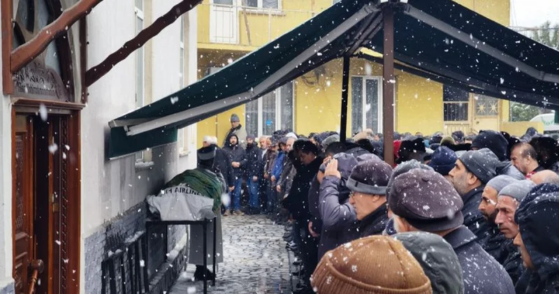 Son dakika: Yanan aracın içinde ölü bulunan genç müteahhit son yolculuğuna uğurlandı Son dakika haberleri