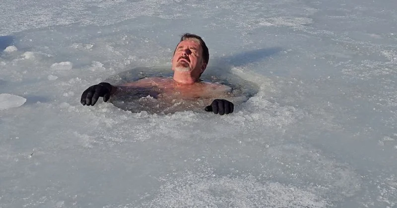 Son dakika: Buz tutan gölün üzerinde önce çökertme oynadı, daha sonra buzu kesip suya girdi Son dakika haberleri