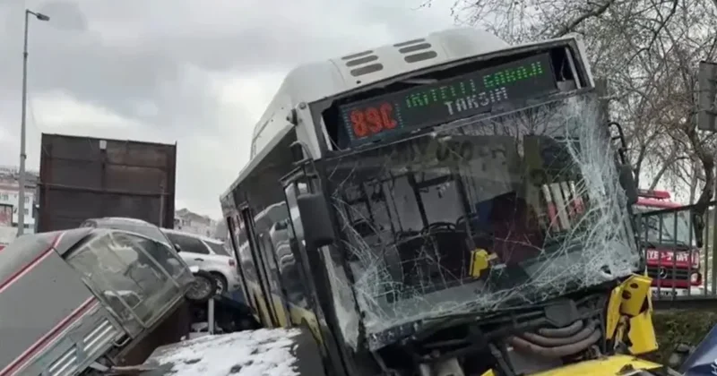 SON DAKİKA... İstanbul Esenler de İETT otobüsü otoparka daldı: Ortalık savaş alanına döndü!