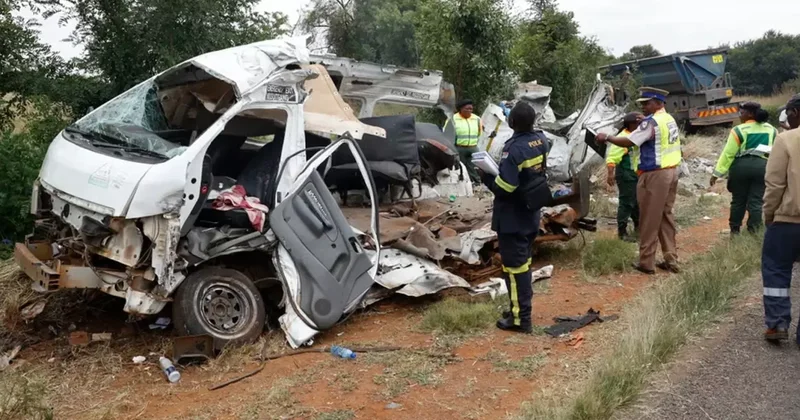 Okul servisi kamyonla kafa kafaya çarpıştı! 14 öğrenci hayatını kaybetti