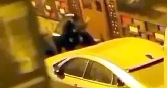 Avcılar da tartıştığı kadını sokak ortasında tekme tokat darbetti