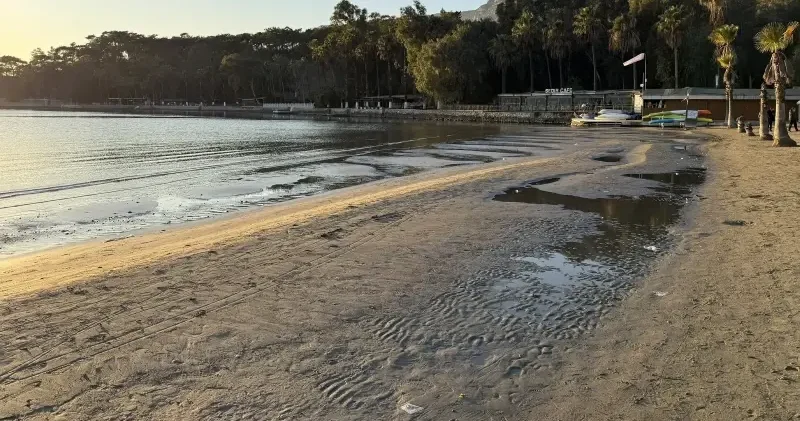 Deniz tabanı açığa çıktı: Akyaka sahilinde deniz suyu çekildi Muğla Haberleri