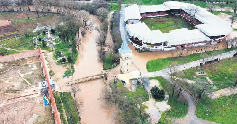 Meydanları su bastı yollar çöktü