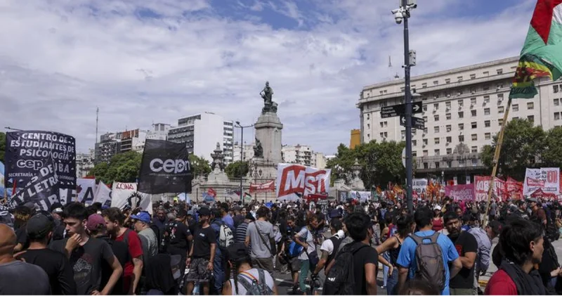 Arjantin de binlerce kişi çalışma reformu yasa tasarısını protesto etti Dış Haberler