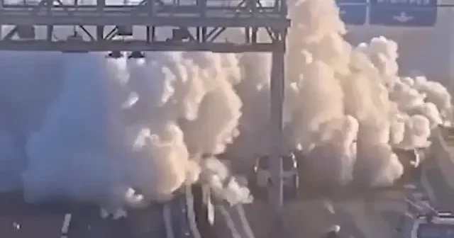 Doğal gaz taşıyan kamyon patladı: Dumanlar her yeri kapladı ortalık savaş alanına döndü VİDEO İZLE