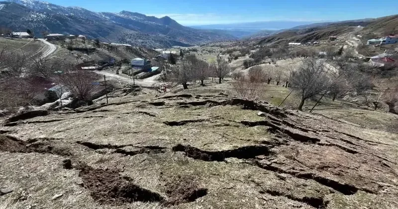 Tunceli’de heyelan riski: Yedi ev tahliye edildi Tunceli Haberleri