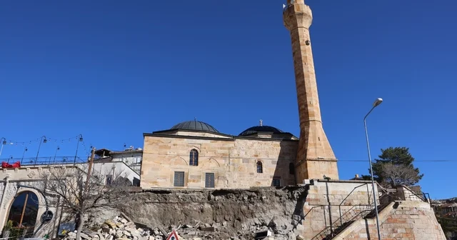 Tarihi caminin istinat duvarı çöktü, o anlar kameralara yansıdı Nevşehir Haberleri