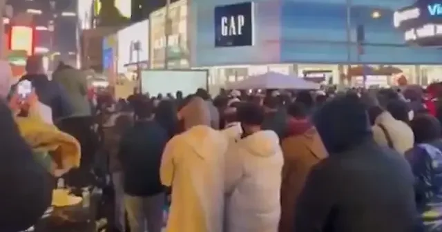 Times Meydanı nda teravih namazı: Müslümanlar caddeyi doldurdu VİDEO İZLE