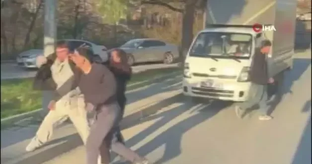 Trafikte yumruklu kavga! Cadde boks ringine döndü!