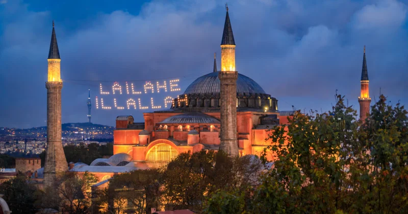 Her ramazan gökyüzünü süslüyorlar... Mahya sanatı bakın nasıl başlamış!