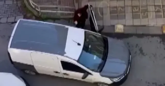 Kadıköy’de burası benim evimin önü deyip ticari araç sürücüsüne hakaretler yağdırdı: O anlar kamerada VİDEO İZLE