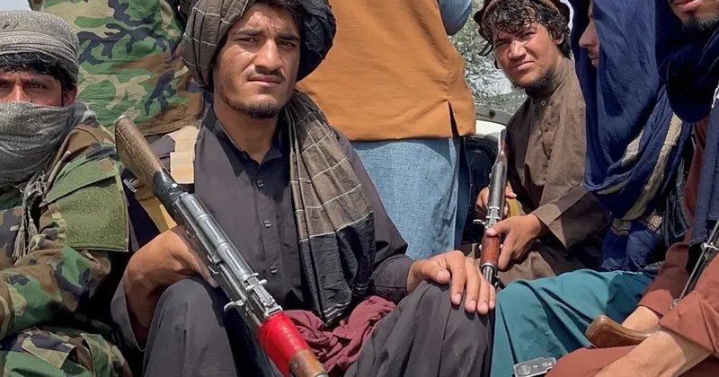 Taliban dan skandal adım! Sakalları çok kısa kesen berberleri gözaltına alıyorlar