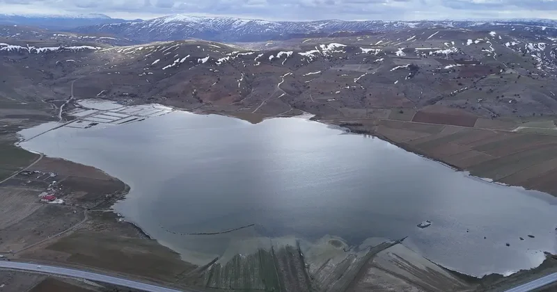 Yaz aylarında tamamen kuruyan göl, yeniden su tuttu