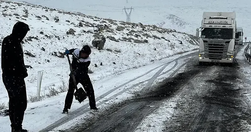 Buz tutan rampada TIR şoförleri mahsur kaldı