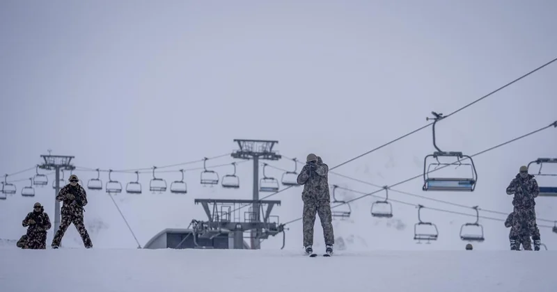 Özel harekat polisleri zorlu kış şartlarında görevlerine hazır