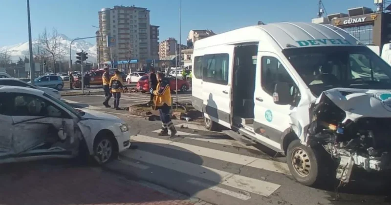 Kayseri de minibüs ile otomobil çarpıştı: 14 kişi yaralandı Sözcü Gazetesi