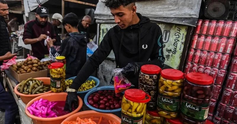 Gazze de Ramazan hareketliliği: Pazar yerindeki Coca cola kolileri dikkat çekti
