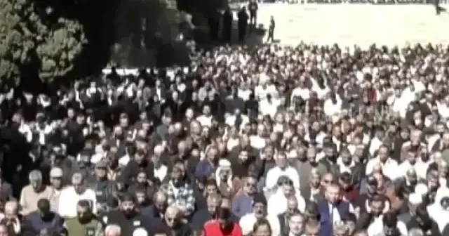 Engellere rağmen Mescid i Aksa da Ramazan ın ilk cuma namazı için 80 bin kişi saf tuttu VİDEO İZLE