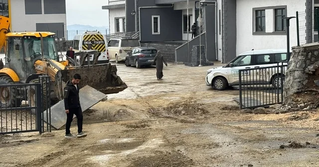 Vatandaş Zor olamaz diye paylaştı, Hatay Büyükşehir Belediyesi öğrencilerin okul yolunu temizlendi Hatay Haberleri