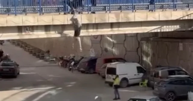 Köprüde can pazarı: Tutunamayınca yere düştü Karabük Haberleri