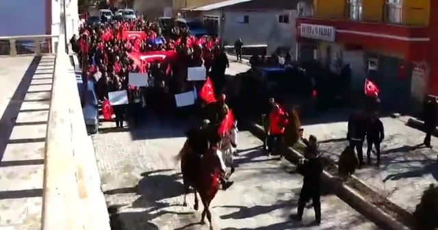 Tercan da Kaymakam Duman a şemsiye tartışması sonrası destek yürüyüşü Erzincan Haberleri