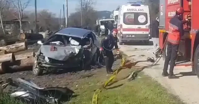 Sakarya da TIR ile kafa kafaya çarpışan otomobilin sürücüsü hayatını kaybetti VİDEO İZLE