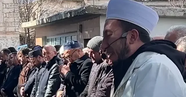 Kıldırması en zor namaz: Kardeşi yengesi ve yeğenini uğurlarken fenalık geçirdi VİDEO İZLE