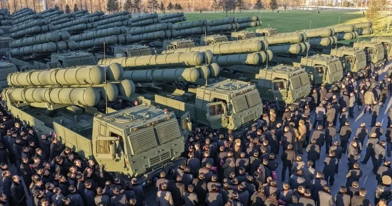 Ülkenin lideri eşi benzeri olmayan roketatar sistemini füze rampasına çıkarak tanıttı Sözcü Gazetesi