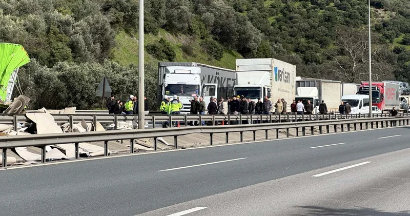 Anadolu Otoyolu nda TIR lar birbirine girdi: İstanbul yönü trafiğe kapatıldı