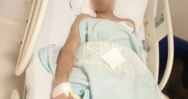 Okulda akran zorbalığı iddiası: 15 yaşındaki öğrencinin çenesi kırıldı Darp eden öğrenci okuldan 5 gün uzaklaştırıldı, aile duruma tepki gösterdi Suç duyurusunda bulunan aile olayı yargıya taşıdı Öğrenci uzun süre okula gidemeyecek Antalya Haberleri