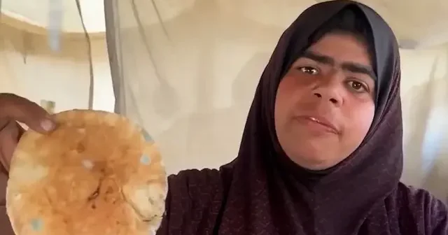 Gazze’de bir annenin iftar sofrasında küflü ekmek ve domates vardı VİDEO İZLE