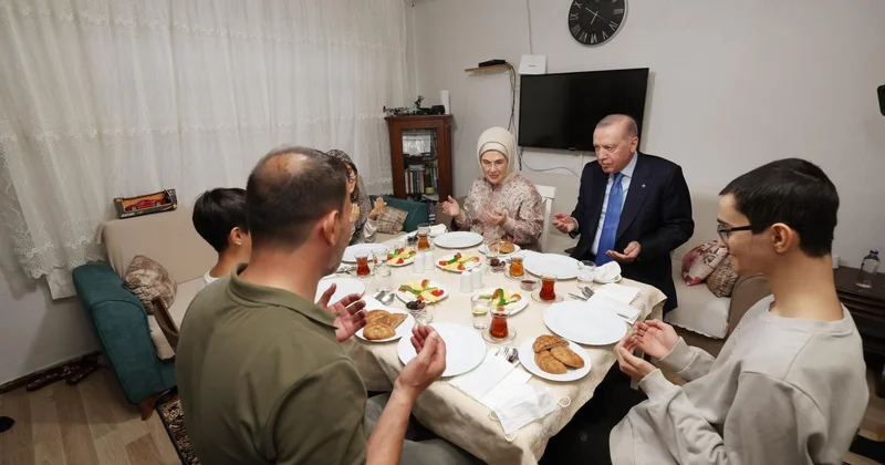 Cumhurbaşkanı Erdoğan İstanbul da bir ailenin iftar sofrasına konuk oldu